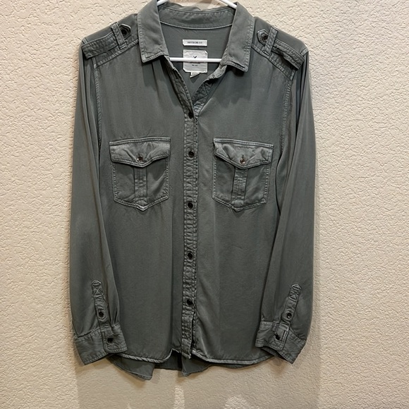 AMERICAN EAGLE WOMEN’S BOYFRIEND FIT LONG SLEEVE BUTTON FRONT SHIRT M GREEN - Picture 4 of 10